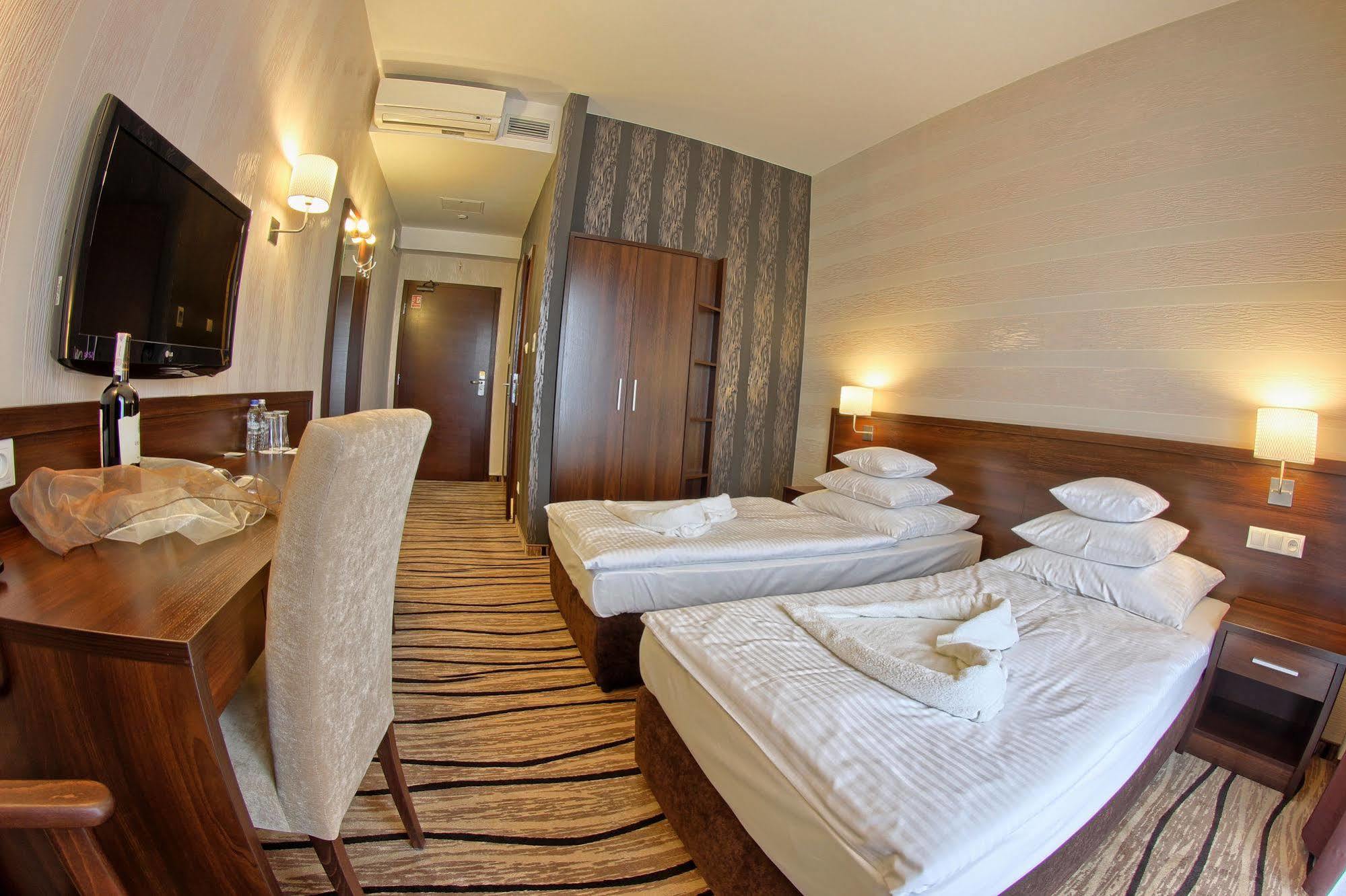 Hotel Arkas Proszkow Exterior foto